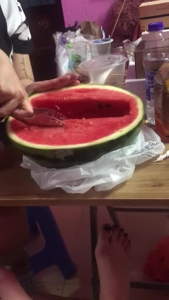 河职宿舍吃瓜视频什么梗,揭秘校园生活那些事儿