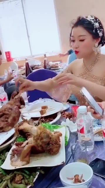 青岛新娘吃瓜事件视频,一场网络热议的婚礼风波