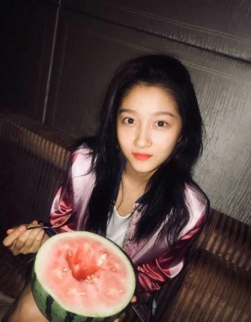 年轻人深夜吃瓜视频,年轻人的深夜娱乐新选择